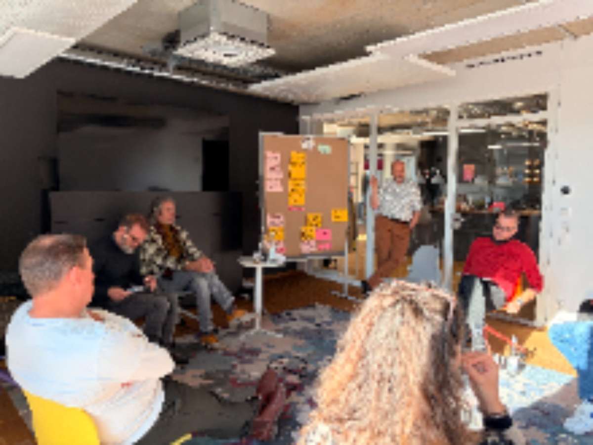 Workshop-Runde am Pinnboard